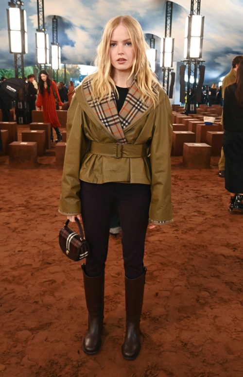 Ellie Bamber at Burberry show LFW, September 2025 1