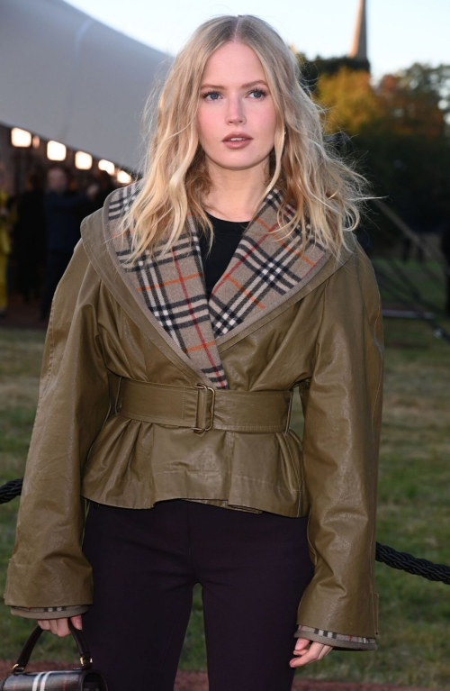 Ellie Bamber at Burberry show LFW, September 2025 2