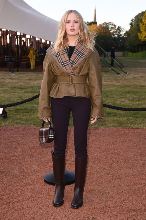 Ellie Bamber at Burberry show LFW, September 2025 3