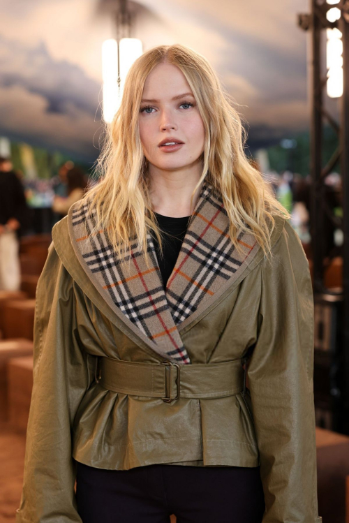 Ellie Bamber at Burberry show LFW, September 2025 5