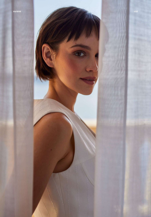 Emilia Schüle in MAX Magazine nr.2, 2025