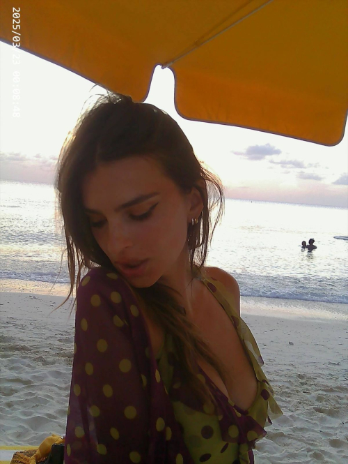 Emily Ratajkowski stuns in Instagram photos, September 2025 10