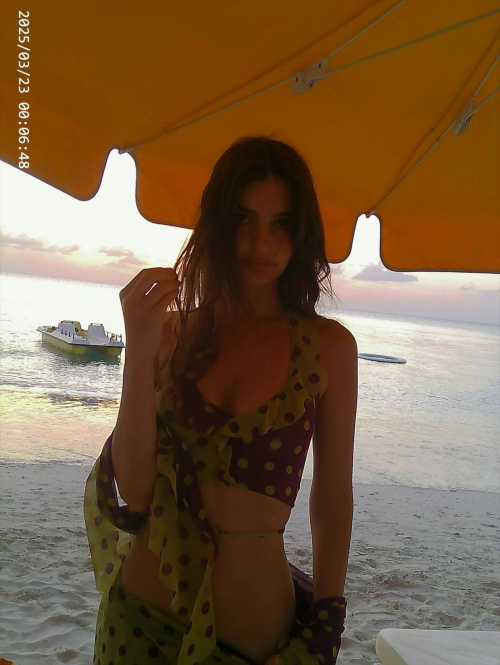 Emily Ratajkowski stuns in Instagram photos, September 2025 2