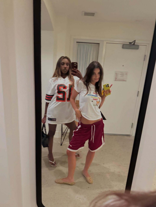 Emily Ratajkowski stuns in Instagram photos, September 2025 8