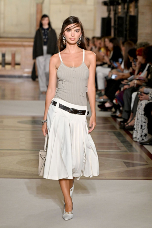 Emily Ratajkowski Walks Runway at Tory Burch NYFW, September 2025 1