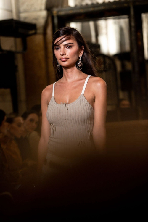 Emily Ratajkowski Walks Runway at Tory Burch NYFW, September 2025 4