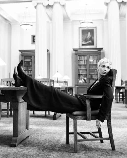 Emma Chamberlain for Stuart Weitzman Fall Campaign, September 2025 3