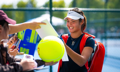 Emma Raducanu signs autographs at China Open Beijing, September 2025