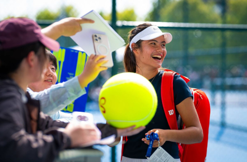Emma Raducanu signs autographs at China Open Beijing, September 2025 1