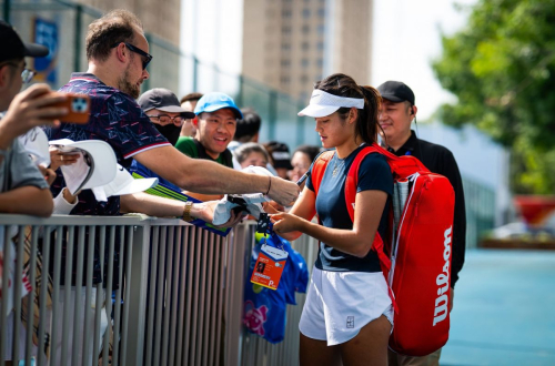 Emma Raducanu signs autographs at China Open Beijing, September 2025 2