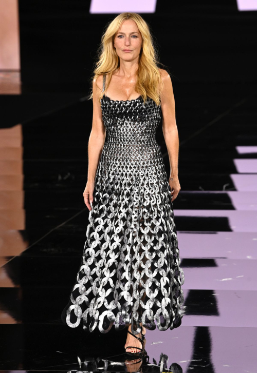 Gillian Anderson at Le Defile You’re Worth It L’Oreal Paris Show, September 2025 4