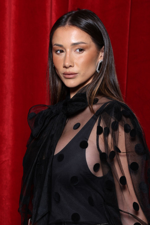 Isabeu Delatour at Paris Fashion Week photocall La Monnaie, September 2025 5