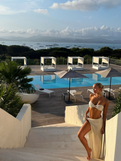 Julia Cavanagh stuns in Instagram photos, September 2025 14