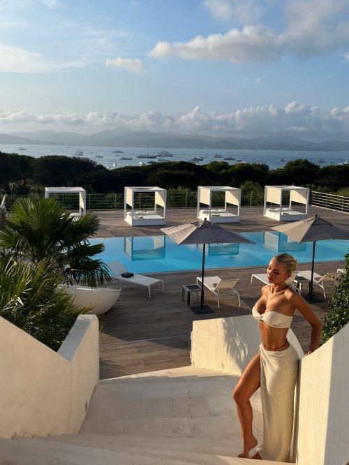 Julia Cavanagh stuns in Instagram photos, September 2025 18