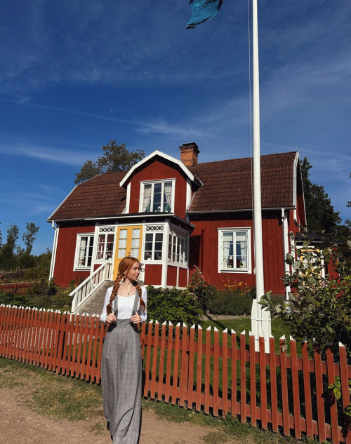 Larissa Optiz stuns in Instagram photos, September 2025 4