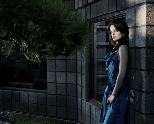 Mena Suvari Giant Magazine, 2005 2