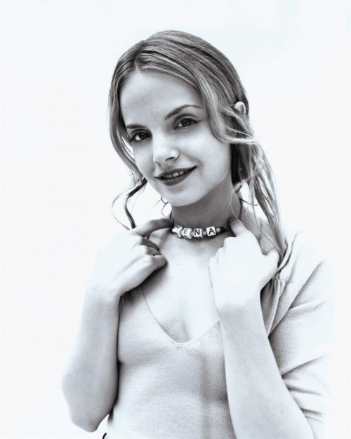 Mena Suvari photoshoot, 2002 4