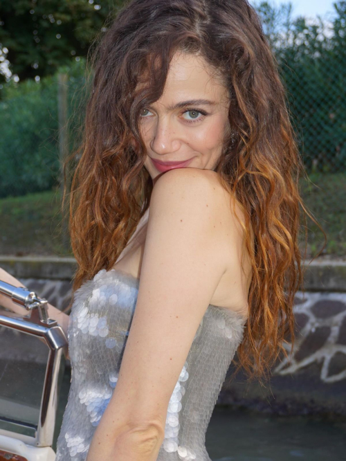 Molly Gordon looks chic at Venice photoshoot, September 2025 3