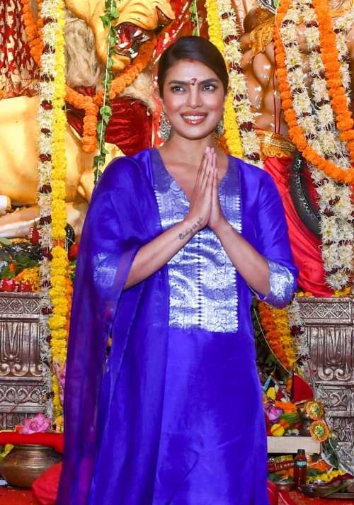 Priyanka Chopra in Traditional Attire Durga Puja Mumbai, September 2025 2