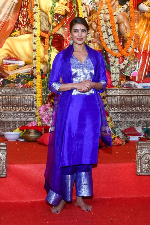 Priyanka Chopra in Traditional Attire Durga Puja Mumbai, September 2025 3