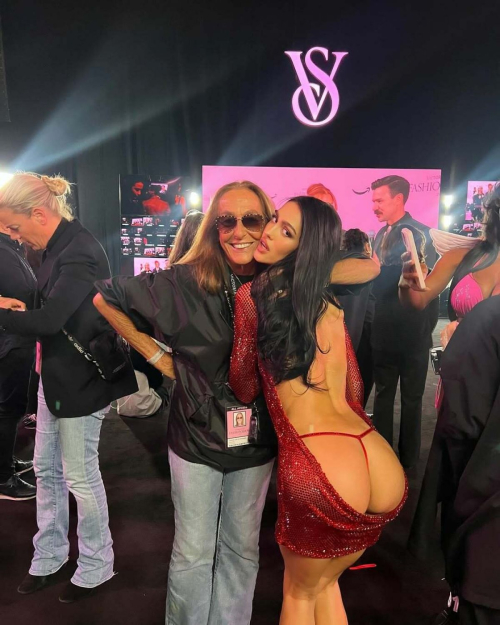 Amelia Hamlin Victoria’s Secret Fashion Show New York 8