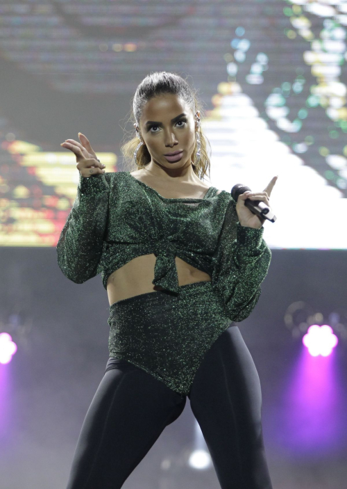 Anitta Performs Festival de Verao Salvador, December 2017