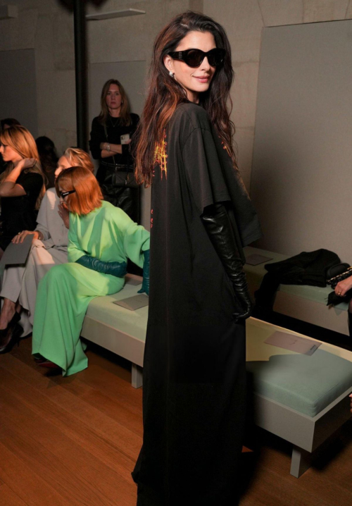 Anne Hathaway at Balenciaga Fashion Show Paris Fashion Week, October 2025 3