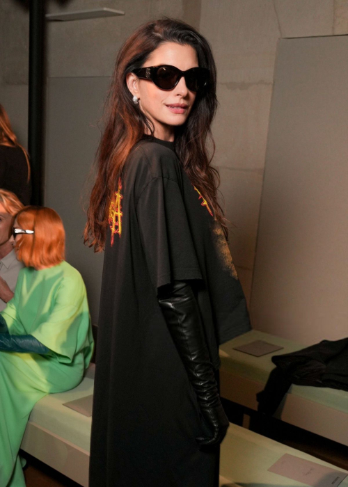 Anne Hathaway at Balenciaga Fashion Show Paris Fashion Week, October 2025 4