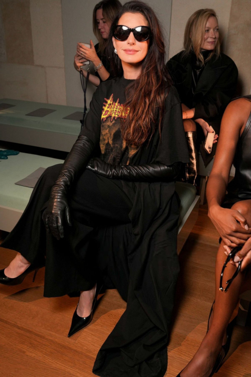 Anne Hathaway at Balenciaga Fashion Show Paris Fashion Week, October 2025 5