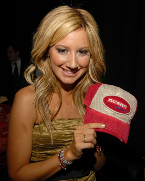 Ashley Tisdale at Billboard Music Awards Las Vegas, December 2006 4