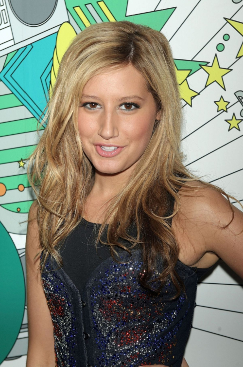 Ashley Tisdale at MTVs TRL Times Square Studios New York 8