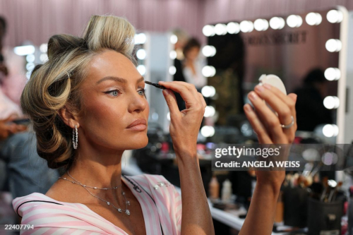 Candice Swanepoel backstage Victoria