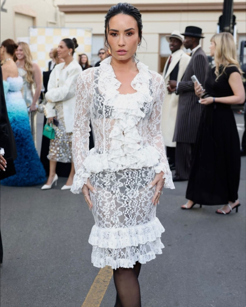 Demi Lovato stylish Instagram photos, October 2025 3