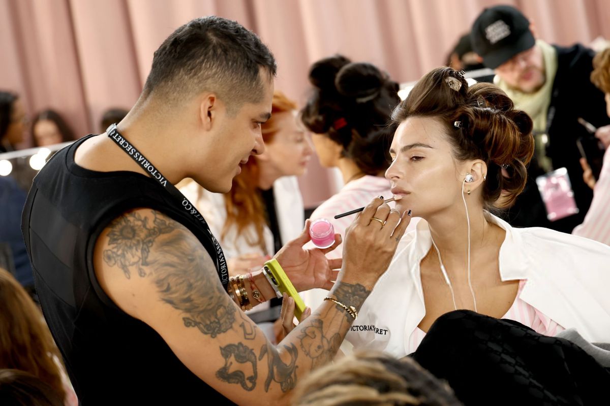 Emily Ratajkowski backstage Victoria