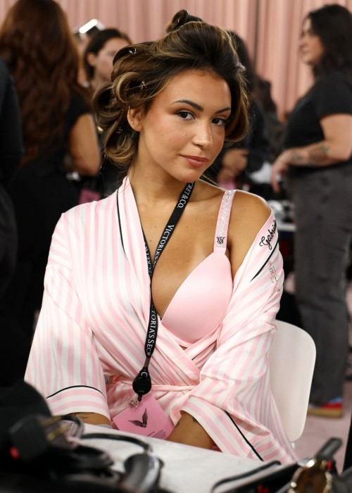 Gabriela Moura backstage at Victoria