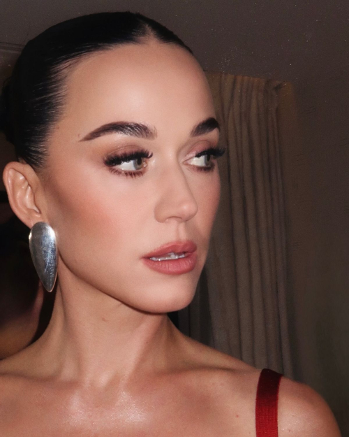 Katy Perry at a photoshoot, October 2025 4
