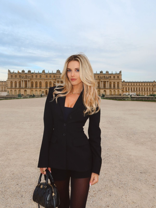 Lindsay Brewer Instagram Photos, October 2025 3