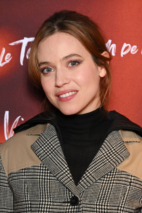 Lou de Laage at Le Tourbillon de la Vie Premiere Paris, December 2002 2