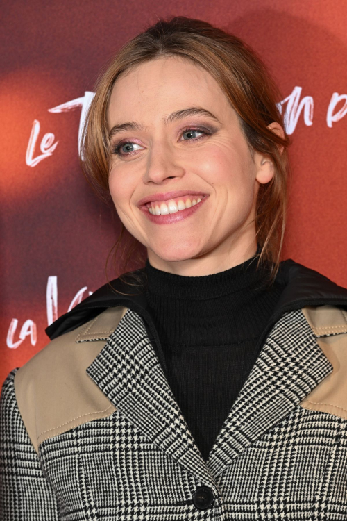 Lou de Laage at Le Tourbillon de la Vie Premiere Paris, December 2002 5