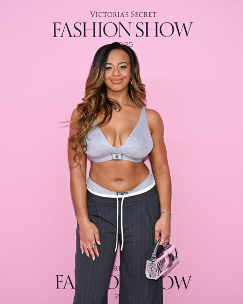 Nia Sioux Victoria’s Secret Fashion Show New York 1