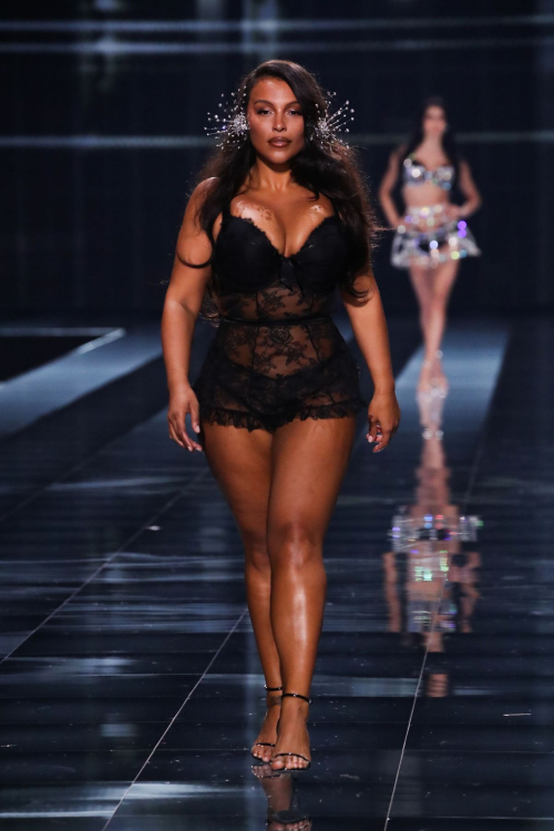 Paloma Elsesser walks Victoria
