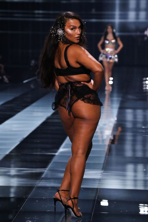 Paloma Elsesser walks Victoria