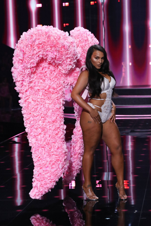 Paloma Elsesser walks Victoria