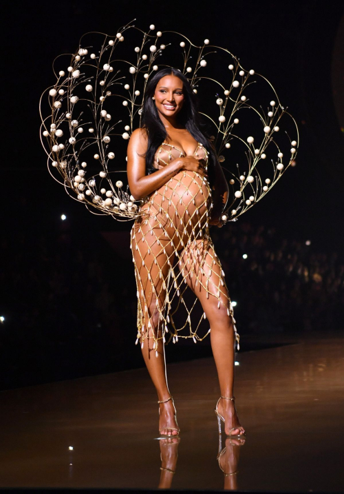 Pregnant Jasmine Tookes at Victoria