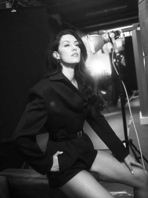 Rebecca Mir for Exclusiv Weekend, October 2025 9