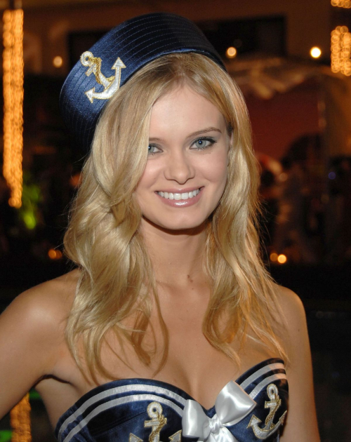 Sara Paxton at Hollywood Halloween Party 2008 6