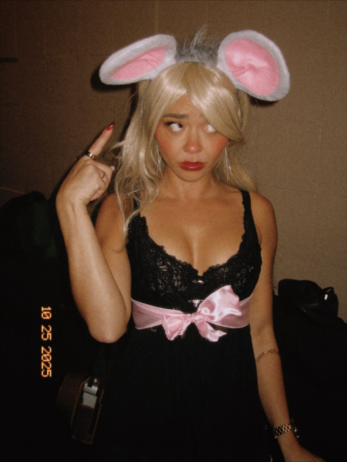 Sarah Hyland Instagram photos, October 2025
