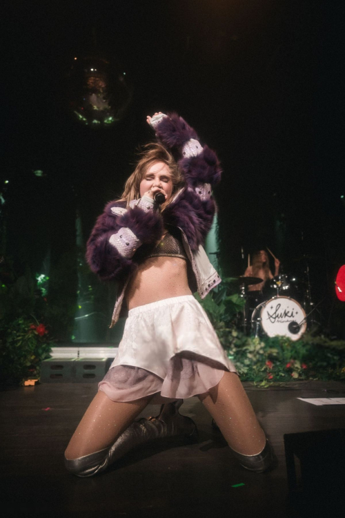 Suki Waterhouse Performs at Winston House 2