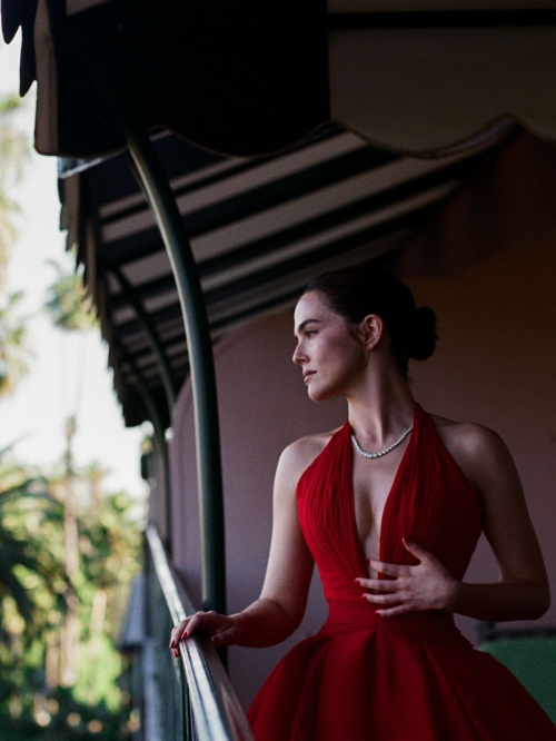 Zoey Deutch Academy Museum Gala photoshoot, October 2025 4