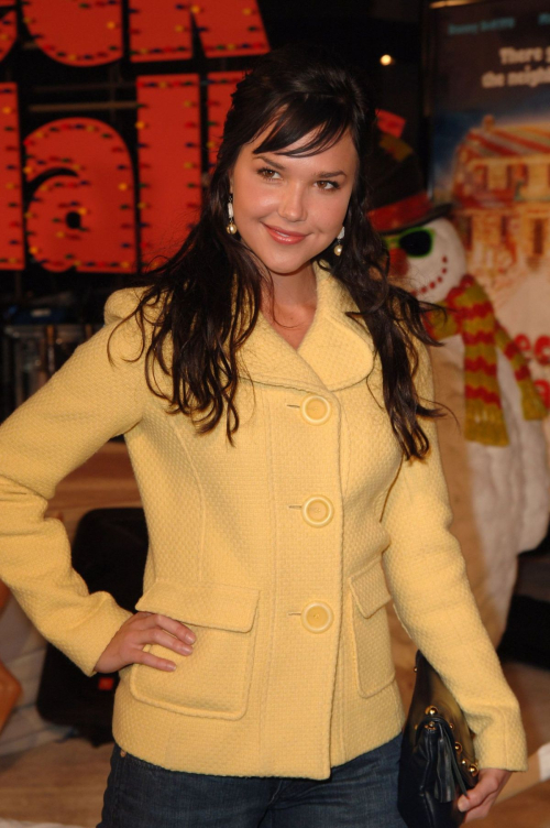 Arielle Kebbel Deck The Halls Premiere Los Angeles, November 2006 3